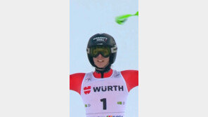 “그들을 위해 달렸다”…우승 후 화재 희생자 추모한 스위스 스키 선수