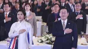 李, 中 동포 만나 “한중 관계 전면 복원, 최대 성과이자 보람”