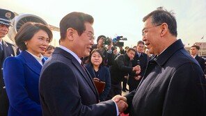 격 높여 李대통령 영접한 中… 北은 탄도미사일 도발