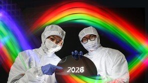 [동아포토]웨이퍼에 반도체의 미래를 새기다