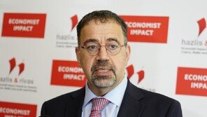 아제모을루 “韓민주주의 수호 고무적… 美는 악화”