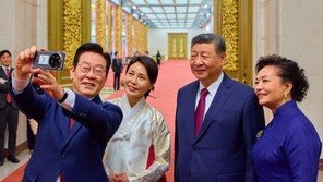 “화질 확실하쥬?”…李, 시진핑에 선물 받은 샤오미폰으로 셀카