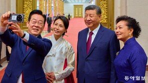 ‘경주 선물’ 폰으로 한중 정상 부부 셀카… 톈안먼선 21발 예포