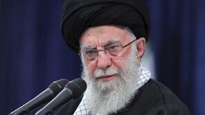 “하메네이, 생존집착… 反정부시위 진압 실패대비 러 망명 준비”