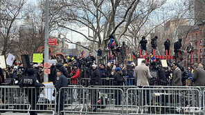 [르포]주황 죄수복 입은 마두로, “나는 무죄” 美 법정서 주장