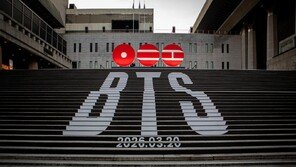 ‘3월 컴백’ 방탄소년단, 세종문화회관 계단 장악…3년 9개월 만의 완전체 컴백