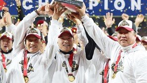 프로야구 LG, 코치진 확정…‘박경완 후임’ 스즈키 배터리코치 영입