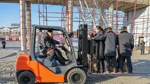 딸 싣고 지게차 운전한 김정은…주애와 함께 ‘삽질’도