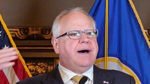 美부통령 후보였던 월즈, 복지수당 부정 집중 포화… 주지사 3선 도전 물거품[지금, 이 사람]