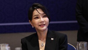 김건희, ‘반클리프’ 목걸이 받고 “아주 예뻐, 도와드릴 것 없나”