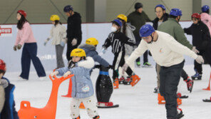 “조심조심… 나도 잡고서 탈까”