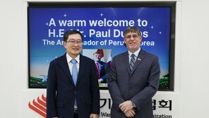 파울 두클라스 주한페루대사, 백승주 전쟁기념사업회장과 환담