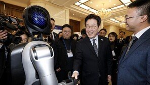 李대통령, 중국 휴머노이드 로봇과 악수[청계천 옆 사진관]