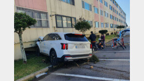 제주서 차량이 아파트 외벽 돌진…60대 이송