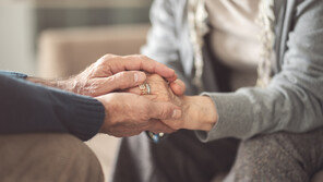 배우자 치매, 남편은 스트레스 ‘감소’ 아내는 ‘이중 고통’?