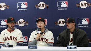 이정후, 휘문고 후배들 일일 코치…“모든 경기가 즐거웠던 소년이었다”