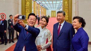 日에 ‘주머니 손’ 굴욕 준 中관료, 한중정상 만남땐 ‘활짝’
