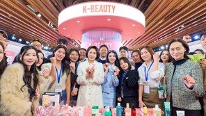 “저녁마다 퇴근한 대통령과 1일 1팩… 한국팩 가성비 좋아“ 김혜경 여사 ‘K-뷰티’ 홍보