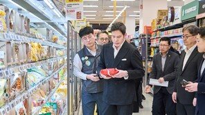 ‘1등 매장’ 찾은 정용진 “일상 속 가장 신뢰받는 쇼핑 성지 돼야”