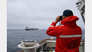 “美 ‘베네수 연계’ 러 국적 유조선 압류…英 영해 향할 듯”