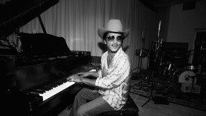 브루노 마스, 10년만에 정규 발매…로맨틱 감성 집약