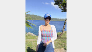 ‘7세 연하 문원과 열애’ 신지, 사이판서 글래머 몸매 과시…날렵 턱선까지