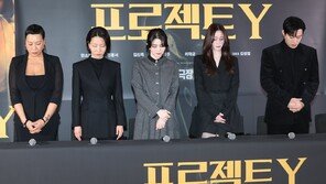 한소희·전종서, 故 안성기 기리며 묵념…검은 옷 입고 추모