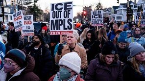 ICE 총격에 백인여성 사망… 다시 불붙은 ‘反트럼프’ 시위