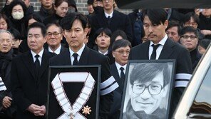 정우성 “자신에게 엄격했던 선배님, 고독해 보였다” 故안성기 추모사