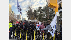 ‘내란 우두머리’ 윤석열 구형 앞두고 서초동서 무죄·처벌 맞불 집회