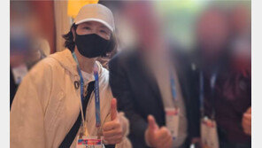 경찰 수사 앞둔 김경, 왜 CES에?…美 전시장서 ‘엄지 척’