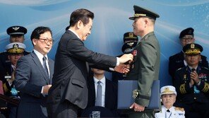 ‘VIP 격노설’ 폭로 박정훈·계엄 지연 김문상, 나란히 별 달아