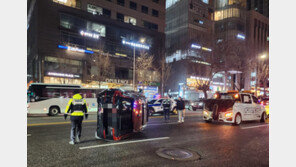 서초역 인근서 교통사고로 차량 전도…운전자 등 경상