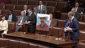 미 하원 본회의장에 울린 한국어 인사…“김영옥 누나, 수고하세요”