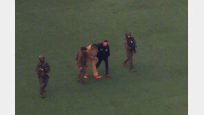 권력이 무너지면 초망원렌즈에 잡힌다…마두로의 사진[청계천 옆 사진관]