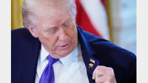 ‘Happy Trump’ 배지 찬 트럼프…“위대한 미국, 거의 왔다”