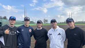 ‘80억 FA’ 두산 박찬호, 후배들과 일본 오키나와 미니 캠프