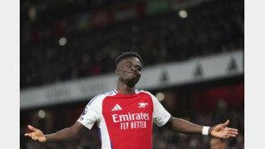 ‘EPL 1위’ 아스널, ‘핵심 공격수’ 사카와 장기 재계약