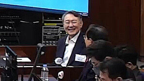 與 “내란법정서 尹 웃고 졸고…재판이 ‘봉숭아 학당’으로 전락”