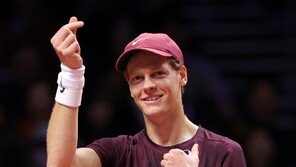 “아이 러브 유”에 손하트 팬서비스…약속 지킨 알카라스·신네르