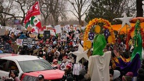 “ICE 더는 용납 않겠다”…총격사건에 美전역 항의시위 번져