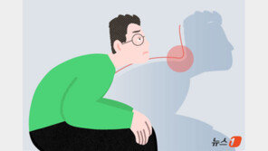 고개 숙인 채 휴대폰, 목엔 22㎏ 폭탄…‘거북목’ 예방법은
