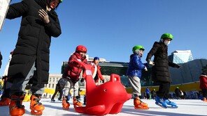 추위 속 신나는 스케이트… 오늘도 강한 바람