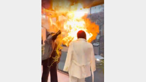 생일 파티 중 ‘펑’…우즈벡서 케이크 촛불에 닿은 수소 풍선 폭발
