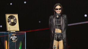 “데뷔 10주년, 꿈에 가까워진듯” 제니, 골든디스크 3관왕 영예