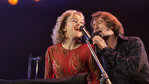 무명가수 부부의 성공과 역경…휴잭맨-허드슨의 연기력 빛난 ‘송 썽 블루’