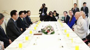 한 상에 메뉴 두가지… 李대통령 종교계 오찬 간담회[청계천 옆 사진관]