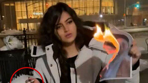히잡 벗고 지도자 사진 태워 담뱃불…이란 여성 ‘저항 상징’으로