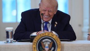 美 국립초상화박물관, 트럼프 소개서 ‘탄핵소추’ 기록 뺐다