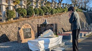 다카이치, 한일 정상회담 앞두고 아베 위령비 찾아 헌화